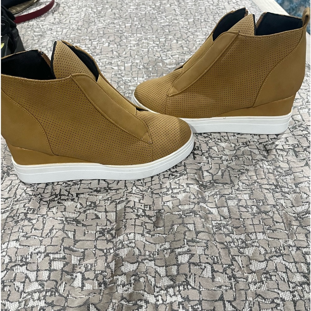 Wedge sneakers great condition